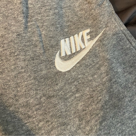 Nike Sportswear Club Fleece
Older Kids' Pullover Hoodie and Sweatpants - Picture 9 of 11